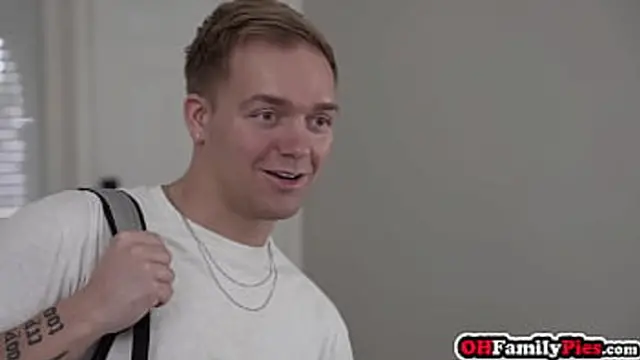 Hot natural tits MILF milf Jasmine Daze seduces guys in private🤫 dance