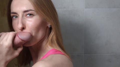 I get a sweet cougar at the pub and she blows me wild oral😜 in a public loo