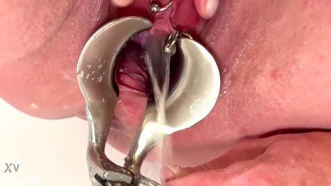 Stream of piss gushes forth from my gaping pussy🌮️, expertly probed by speculum