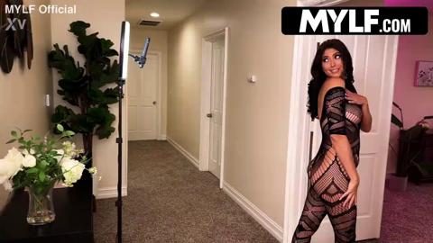 Raw Booty F**k Fest: MILFluencer's Desperate Search for Viral Orgasms