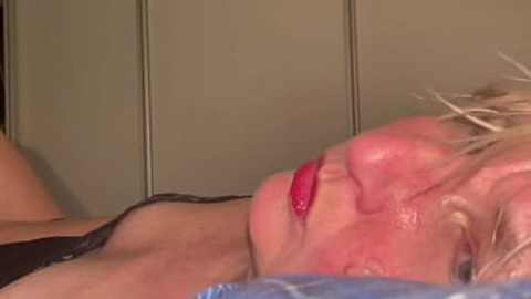 Slutty housewife Anna's juicy red lips lead to nasty self-love sesh