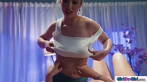 Curious momma gets kissed and pussy🌮️ licked by sexy masseuse