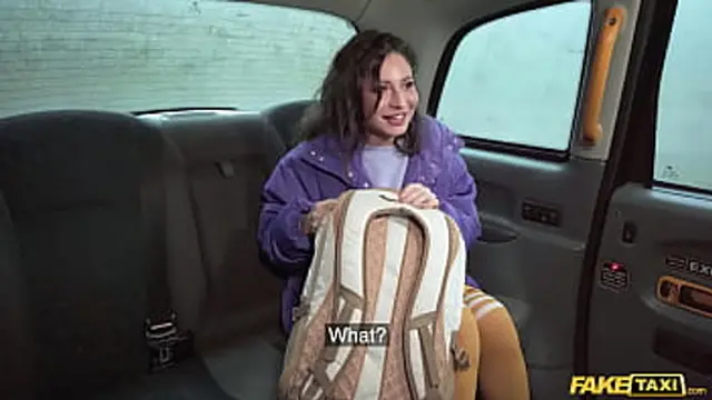 Fake cab encounter: Shaved milf rewards ride with hot pussy✌