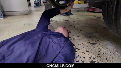 Dirty Duo Lenes in Garage for Hot Action - Cfnm