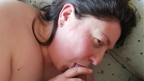 Titia servies Tertius, excellent throat job