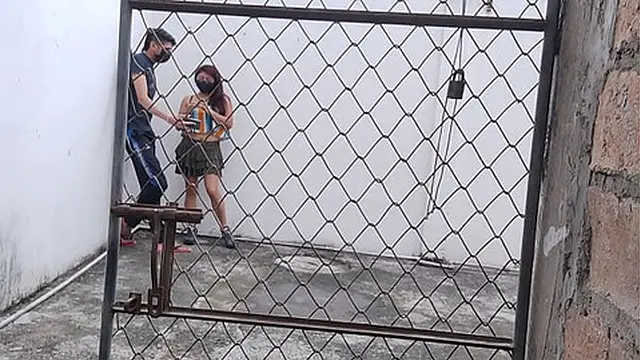 Boyfriends meet to have a conversation and the girlfriend shows him her buttocks that he can fuck