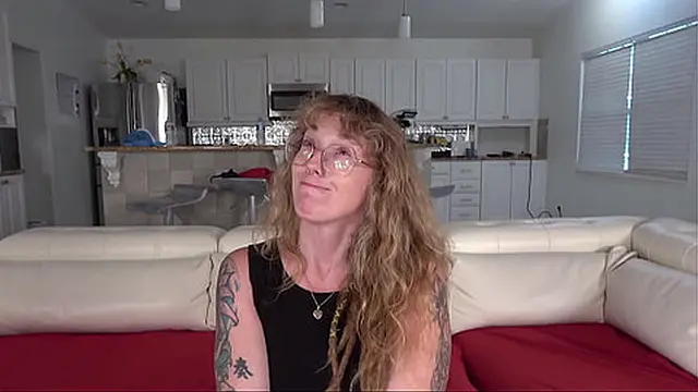 Desperate Amateurs Babz — Scarlet — Bridgett and Scarlet get their tight milfs fucked raw