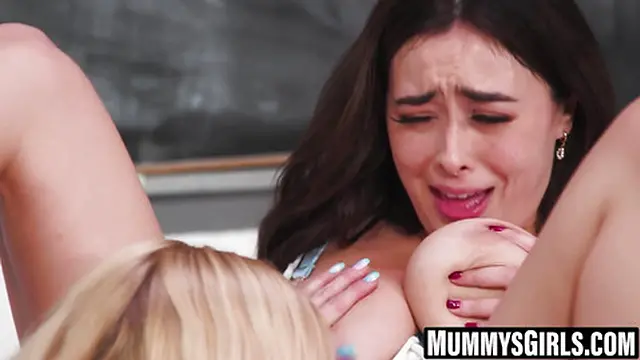 Sstepmo Serene Siren eats girlfriend′s hairy slit deep