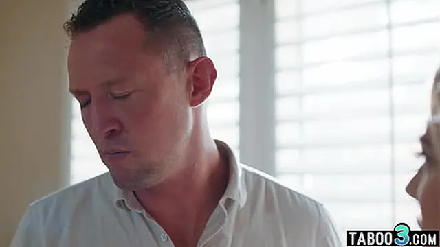 Skinny blonde MILF Kenna James celebrates her birthday with a big cock🍆