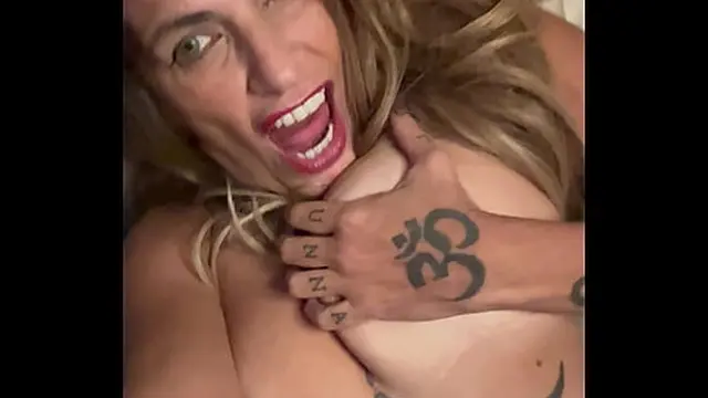 Melissa Devassa is back with her little friend Borrachão &mdash;  now I want a little debaucher 