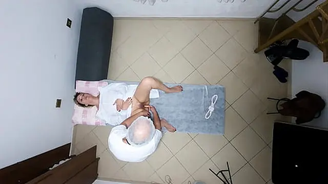 The doctor takes advantage of the patient′s innocence and fills her ass 