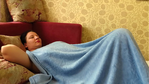 Morning masturbation. A plump MILF with big tits starts the day with an orgasm. Amateur with anal.