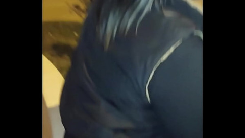 I MET A MATURE WOMAN AT A PARTY AND SHE SUCKED MY PENIS