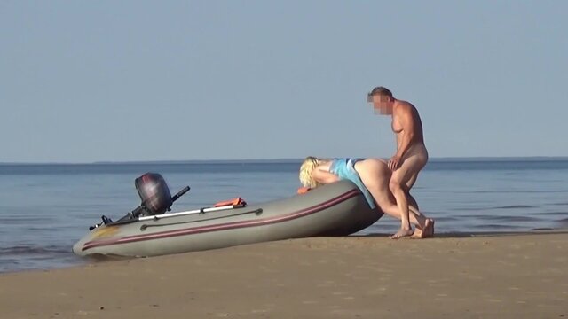 Blonde MATURE BABE gives a oral and shows off her round butt at the beach