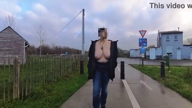 Public display of MATURE BABE's huge natural boobs