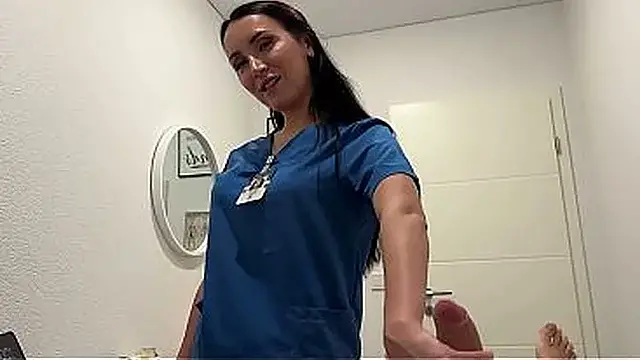 My Stepmom The Masseuse Fixed My Knees    With Her Mouth