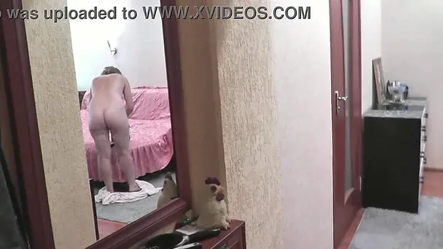 Pizza delivery guy gets a surprise when his pizza is delivered to a naked