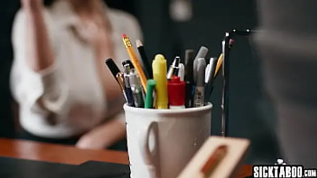 Ravishing mature babe Little Puck goes down on all fours &mdash;  delivers sultry oral😜 gratification